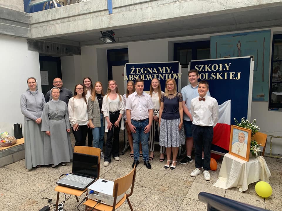 ZAKOŃCZENIE ROKU SZKOLNEGO I NAUKI W SZKOLE PODSTAWOWEJ W KL. 8D