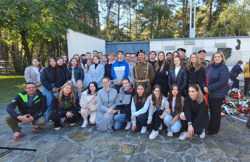 UROCZYSTOŚCI KU CZCI POLSKICH ŻOŁNIERZY NA CMENTARZU W LOMMEL