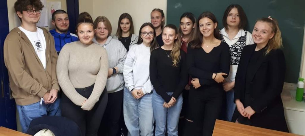 POZNAJEMY ABSOLWENTÓW – projekt klasy 3 liceum