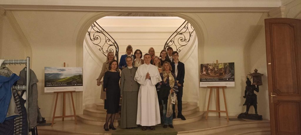 PRZEDSTAWIENIE O JANIE PAWLE II W AMBASADZIE RP W BRUKSELI