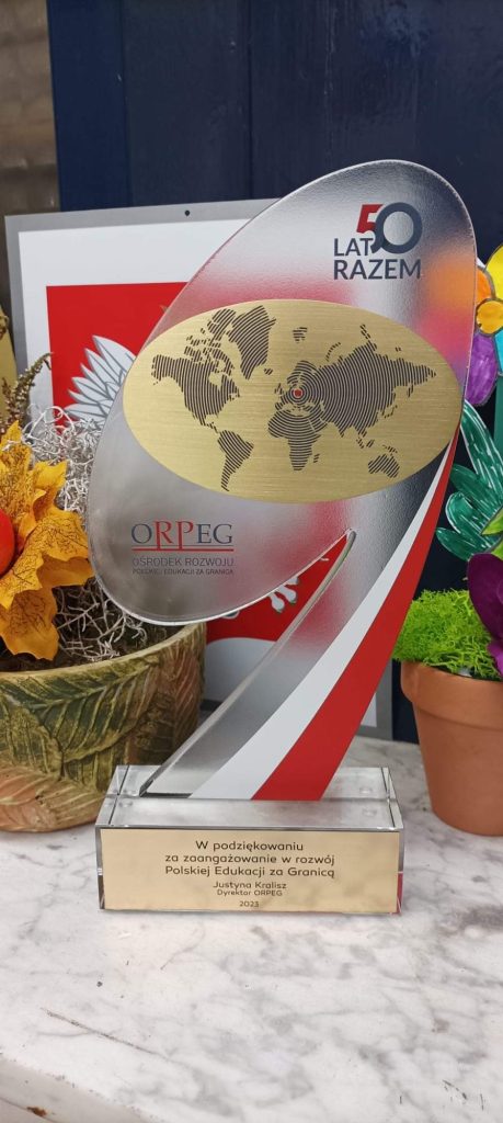 STATUETKA OŚRODKA ROZWOJU POLSKIEJ EDUKACJI ZA GRANICĄ