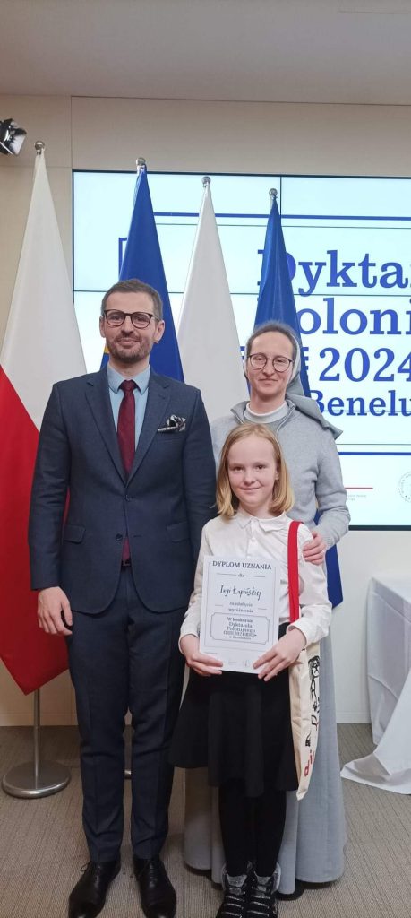 WYRÓŻNIENIE DLA NASZEJ UCZENNICY W DYKTANDZIE POLONIJNYM 2024