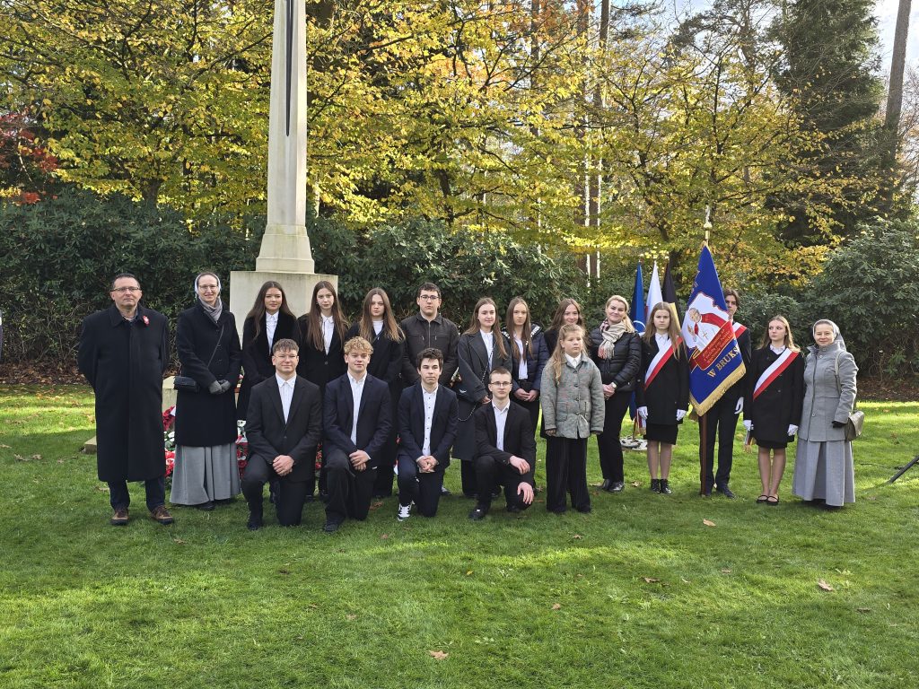UDZIAŁ DELEGACJI NASZEJ SZKOŁY W UROCZYSTOŚCIACH Z OKAZJI ŚWIĘTA NIEPODLEGŁOSCI