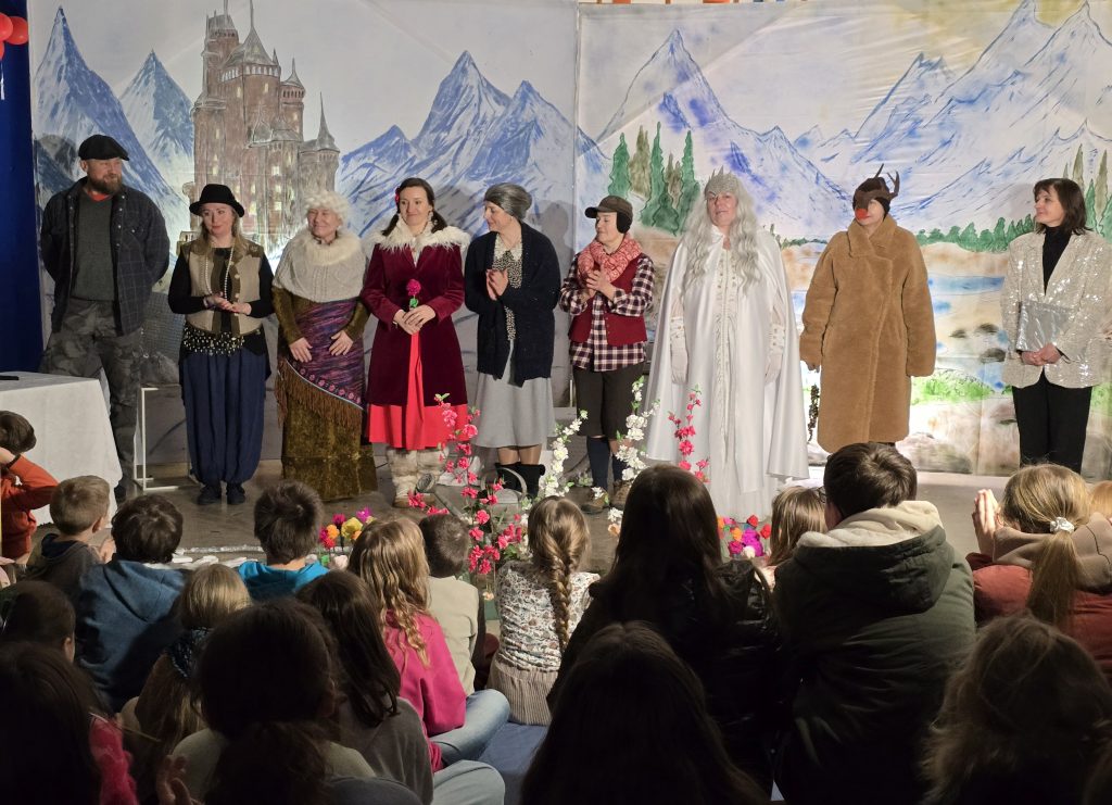 „KRÓLOWA ŚNIEGU, CZYLI RZECZ O PRZYJAŹNI” W WYKONANIU GRUPY TEATRALNEJ „NA NIBY” 