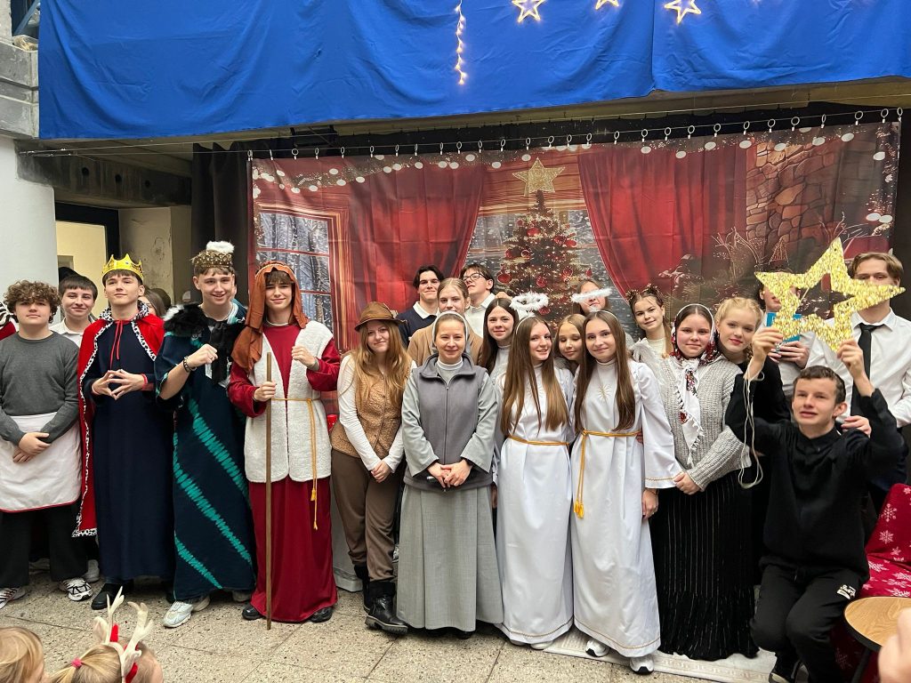 SPEKTAKL BOŻONARODZENIOWY W WYKONANIU KLASY 1 LICEUM